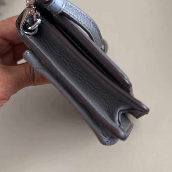 Michael Kors Gray Crossbody Wallet With Flap Closure And Back Pocket - Picture 4 of 13